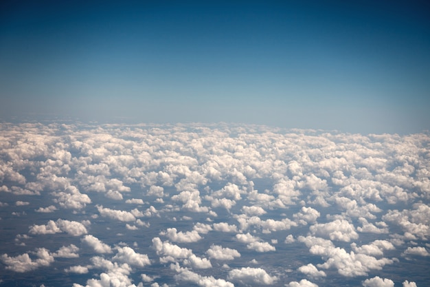 Sfondo della natura. nuvole bianche nel cielo azzurro