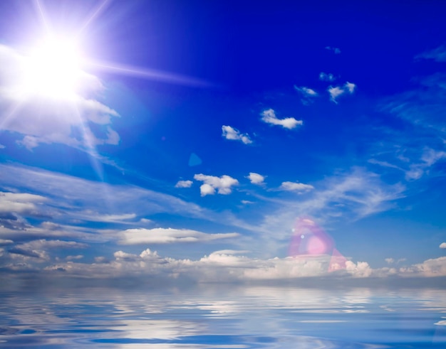 Sfondo della natura. nuvole bianche sopra il cielo blu