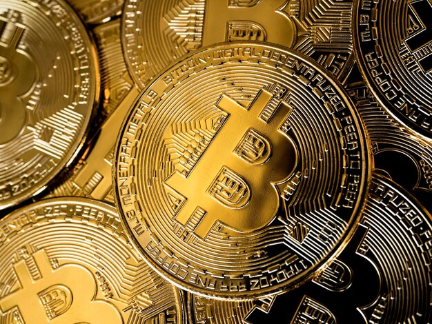 Sfondo della tecnologia Bitcoin. Chiudi le pile di bitcoin dorate in tono scuro. Concetto di investimento in criptovaluta. Fondo finanziario di valuta futura digitale della moneta.