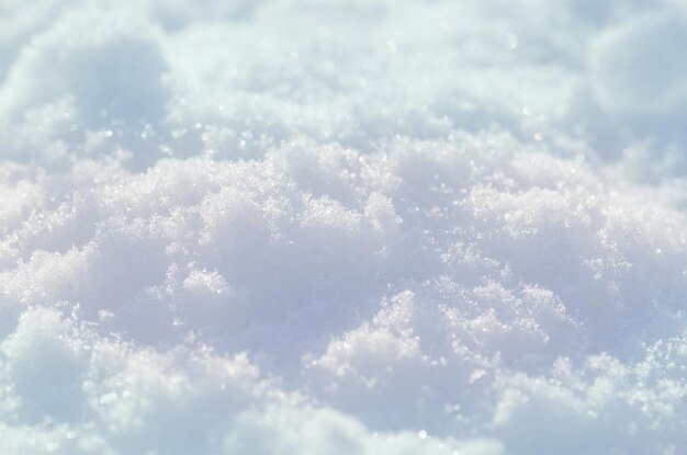 Sfondo della trama di neve fresca in tonalità blu Sfondo invernale di neve Neve bianca scintillante al sole Cumuli di neve nel gelo