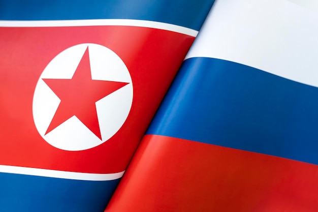 Sfondo delle bandiere della Corea del Nord e della Russia Il concetto di interazione o contrasto tra i due paesi Relazioni internazionali Negoziati politici Competizione sportiva