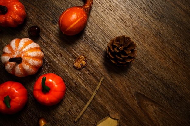 Sfondo delle decorazioni di Halloween Testa di zucca spaventosa di Halloween su tavolo di legno Concetto di vacanza di Halloween