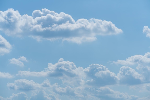 Sfondo delle nuvole del cielo blu estivo Bellezza limpida e nuvolosa al sole, calma e luminosa aria invernale sullo sfondo