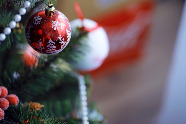 Sfondo delle vacanze di Natale Pallina d'argento e di colore appesa a un albero decorato con spazio per la copia di bokeh e neve