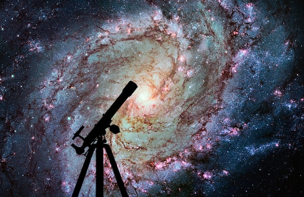Sfondo dello spazio con la silhouette del telescopio. Messier 83, Galassia Girandola Meridionale, M83 nella costellazione dell'Idra. Gli elementi di questa immagine sono forniti dalla NASA.