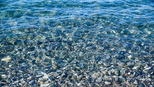 Sfondo di acqua cristallina e ciottoli sott'acqua vista panoramica