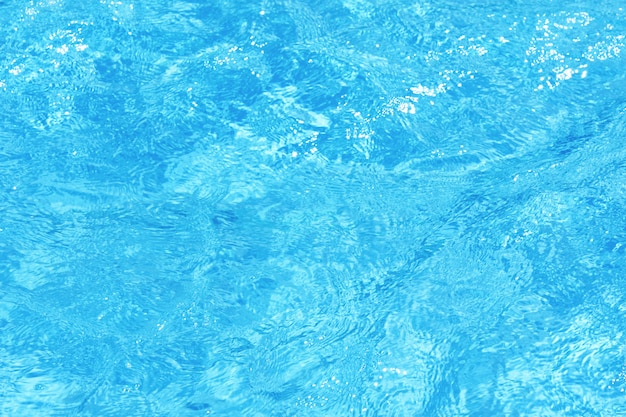 Sfondo di acqua increspata blu pulito in una piscina