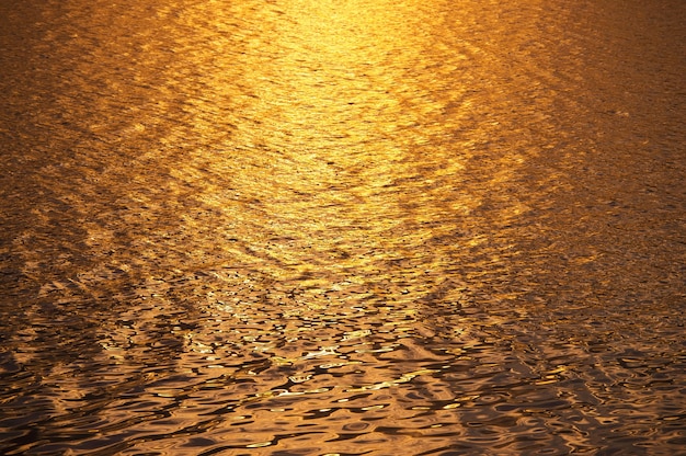 Sfondo di acque superficiali nel tempo tramonto