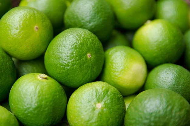 Sfondo di agrumi di calce. Lime fresche e succose. Cibo salutare