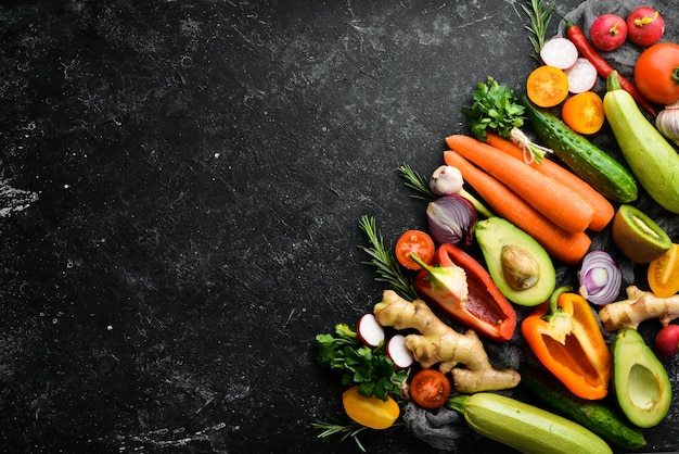 Sfondo di alimenti biologici Verdure fresche su sfondo scuro Spazio libero per il testo Stile rustico