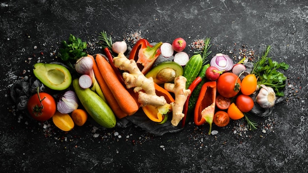 Sfondo di alimenti biologici Verdure fresche su sfondo scuro Spazio libero per il testo Stile rustico