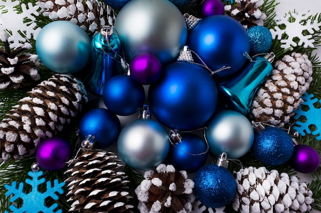 Sfondo di auguri di Natale con ornamenti di sfumature di colore blu