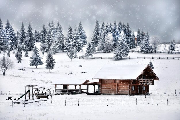 Sfondo di auguri di Natale Piccola casetta in legno