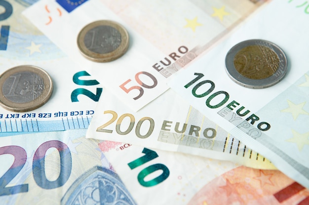 Sfondo di banconote e monete in euro