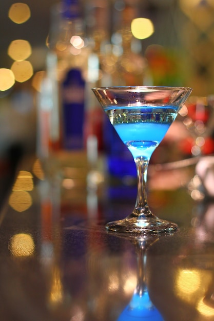 Sfondo di bevande mocktail blu fiammeggiante