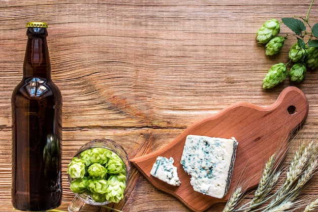 Sfondo di birra birra fresca e il formaggio salato su una vista dall'alto del tavolo in legno