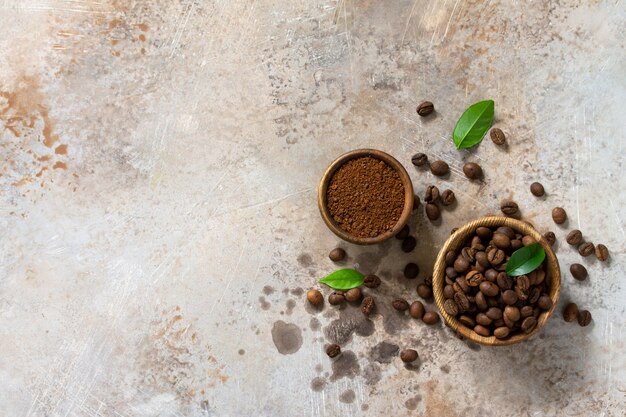 Sfondo di caffè Chicchi di caffè e polvere macinata su un ripiano del tavolo in pietra Vista dall'alto Spazio di copia