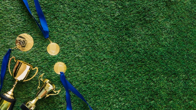 Sfondo di calcio con medaglie e trofeo accanto a copyspace