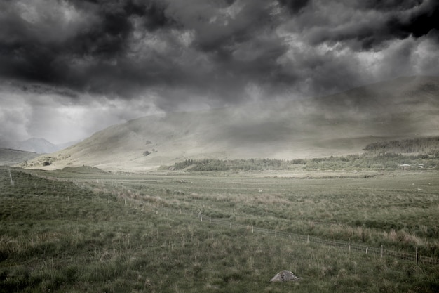 Sfondo di campagna tempestoso