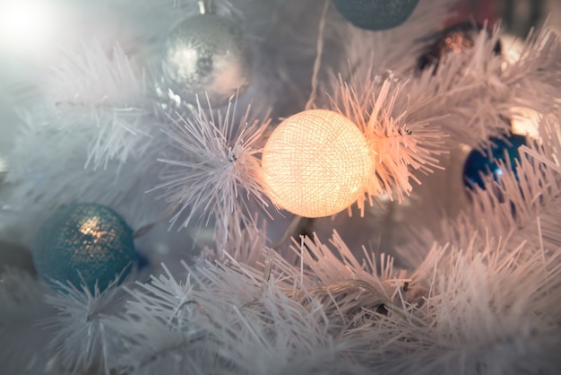 Sfondo di Capodanno - albero di Natale decorato con ghirlande, primo piano.