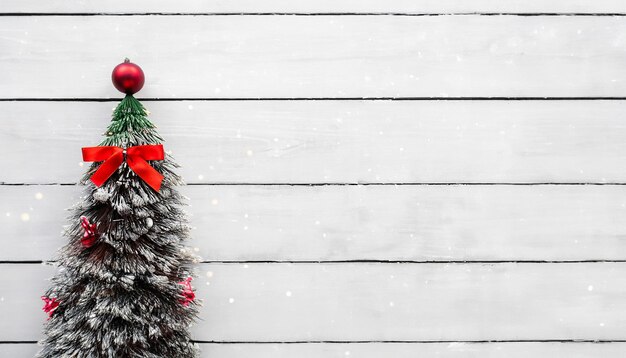 Sfondo di Capodanno e Natale con albero di Natale su sfondo bianco in legno Buon Natale