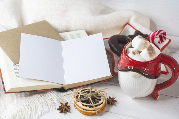 Sfondo di Capodanno Tazza di Babbo Natale con marshmallow Biscotti di Natale libro aperto