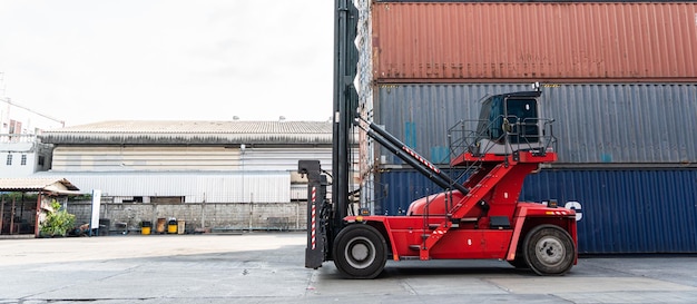 Sfondo di carrello elevatore a magazzino container che si prepara a sollevare scatole di carico