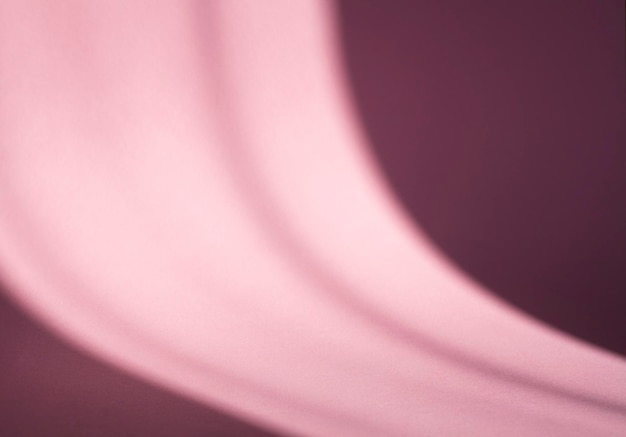 Sfondo di carta curvato rosa con ombra e luce