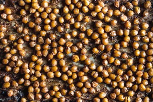 Sfondo di ceci in crosta di caramello su pergamena su una teglia