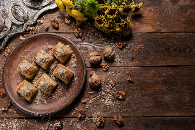 Sfondo di cibo. Baklava su un piatto rustico. Concetto di dessert turco