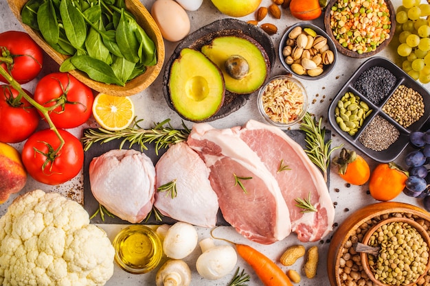 Sfondo di cibo dieta equilibrata. Ingredienti sani su uno sfondo bianco, vista dall&#39;alto.