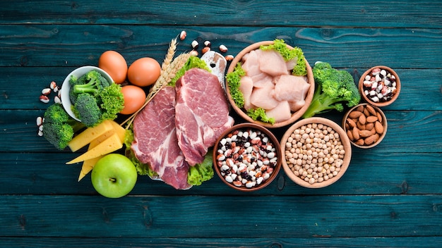 Sfondo di cibo dietetico equilibrato Alimenti proteici Su uno sfondo di legno blu Spazio libero per il testo