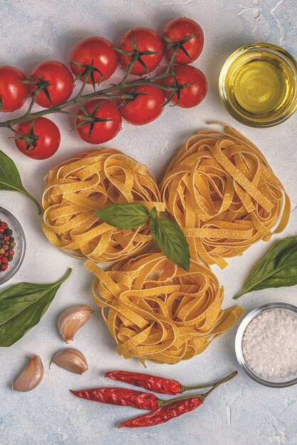 Sfondo di cibo italiano con pasta, spezie e verdure