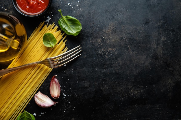 Sfondo di cibo italiano con spaghetti alle spezie e salsa Vista sopra