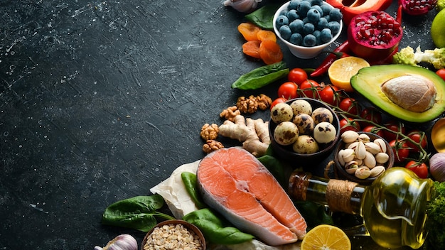 Sfondo di cibo sano Concetto di cibo sano Ortaggi freschi Frutta a guscio e frutta su uno sfondo di pietra Vista dall'alto Spazio di copia