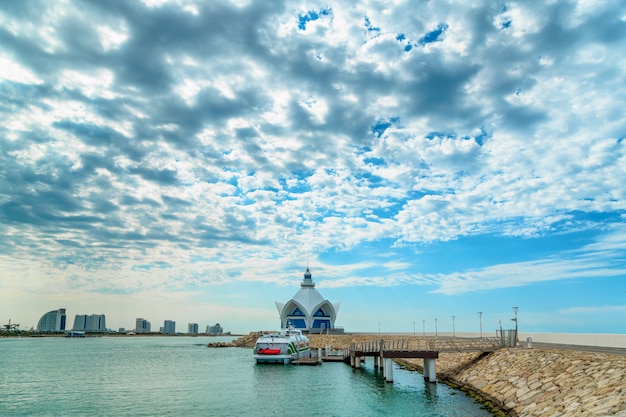 Sfondo di cielo azzurro con belle nuvole e mare azzurro con Marina nel telaio