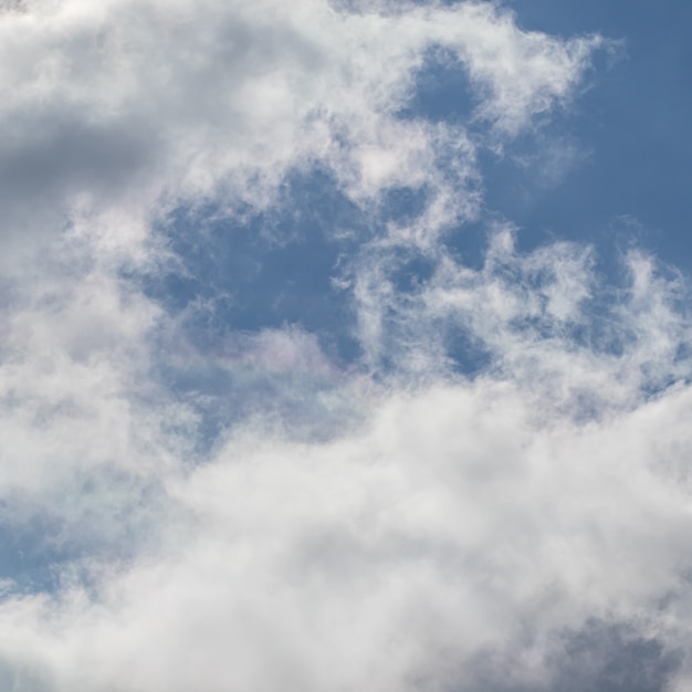 Sfondo di cielo azzurro con nuvole bianche