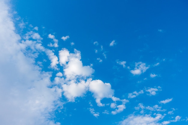 Sfondo di cielo azzurro e nuvole bianche