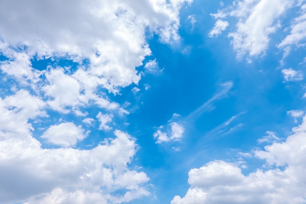 Sfondo di cielo azzurro e nuvole bianche