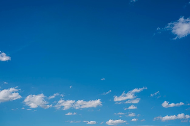 Sfondo di cielo azzurro e nuvole