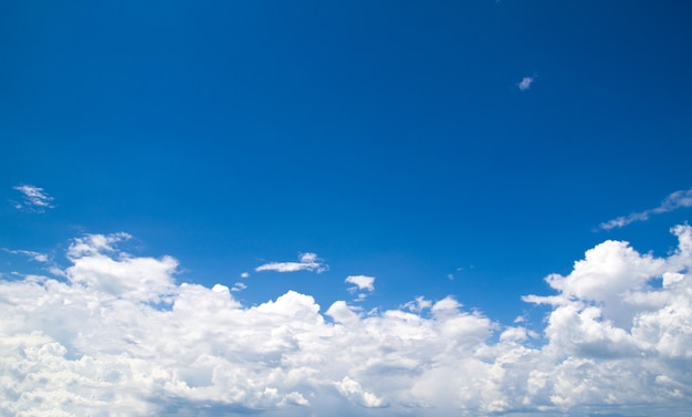 Sfondo di cielo azzurro e nuvole