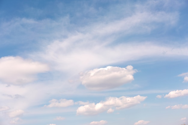 Sfondo di cielo blu con nuvole bianche.