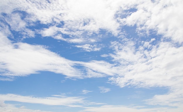 Sfondo di cielo blu con nuvole bianche