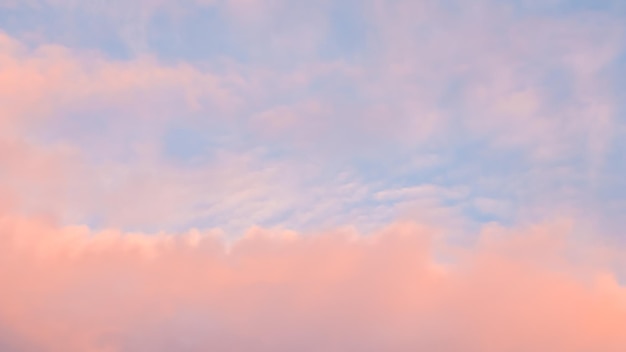 Sfondo di cielo blu con nuvole rosa pallido al tramonto