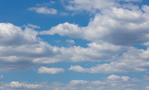 Sfondo di cielo blu con nuvole