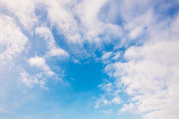 Sfondo di cielo blu con nuvole