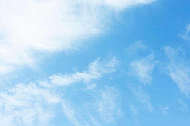 Sfondo di cielo blu nuvoloso a mezzogiorno