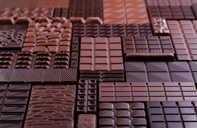 Sfondo di cioccolato mucchio, barrette di cacao biologico.