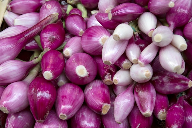 Sfondo di cipolla viola sulla bancarella del mercato