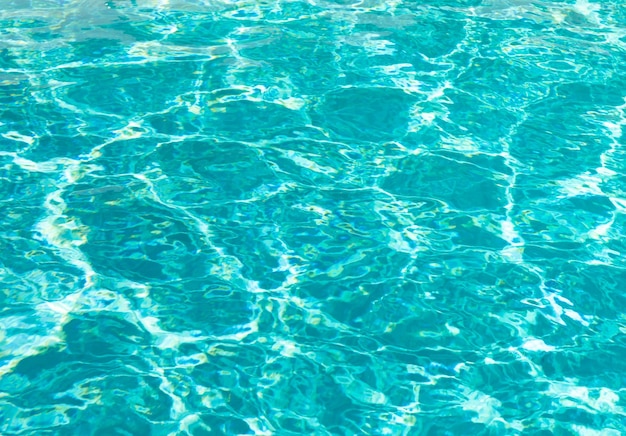 Sfondo di colore blu dell'acqua della piscina con increspature a malibu